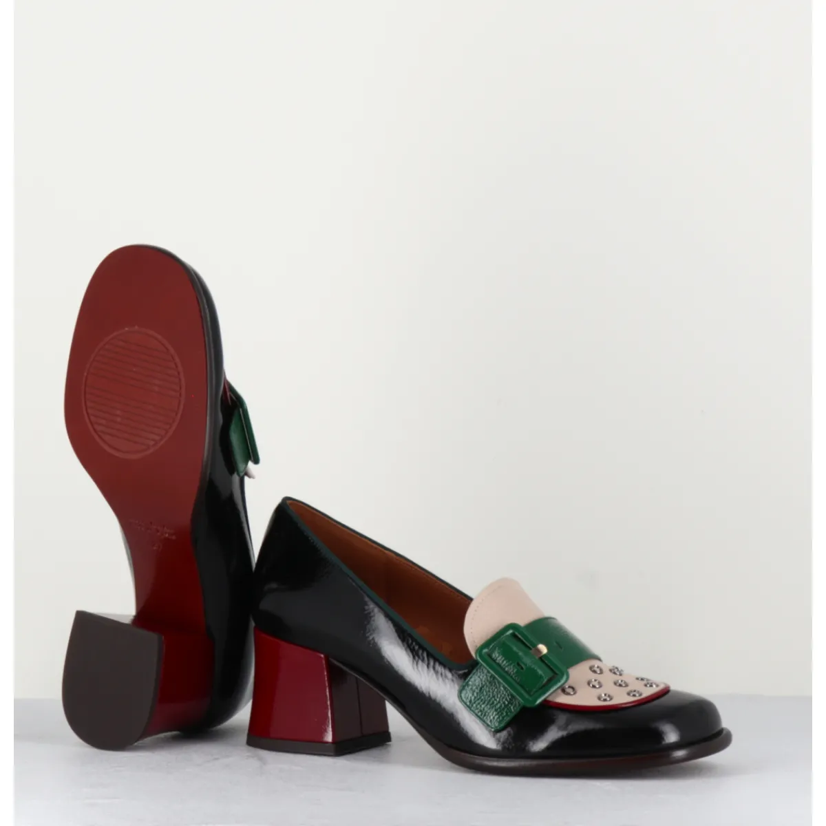 Mocassins^CHIE MIHARA Mocassins petit talon en cuir vernis noir & boucle verte - MEMET NEGRO SAND