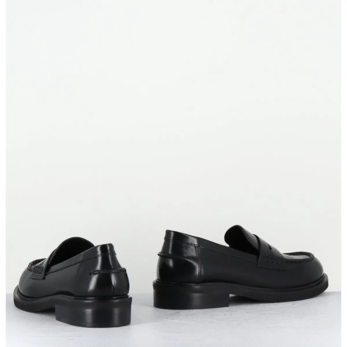 Mocassins | Chaussures^GARRICE LAB Mocassins plats à bout rond en cuir glacé - CHINO ABRASIVATO NERO NOIR