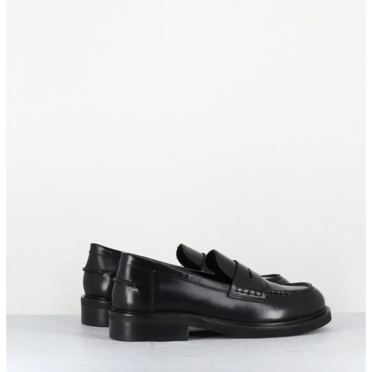 Mocassins | Chaussures^GARRICE LAB Mocassins plats à bout rond en cuir glacé - CHINO ABRASIVATO NERO NOIR