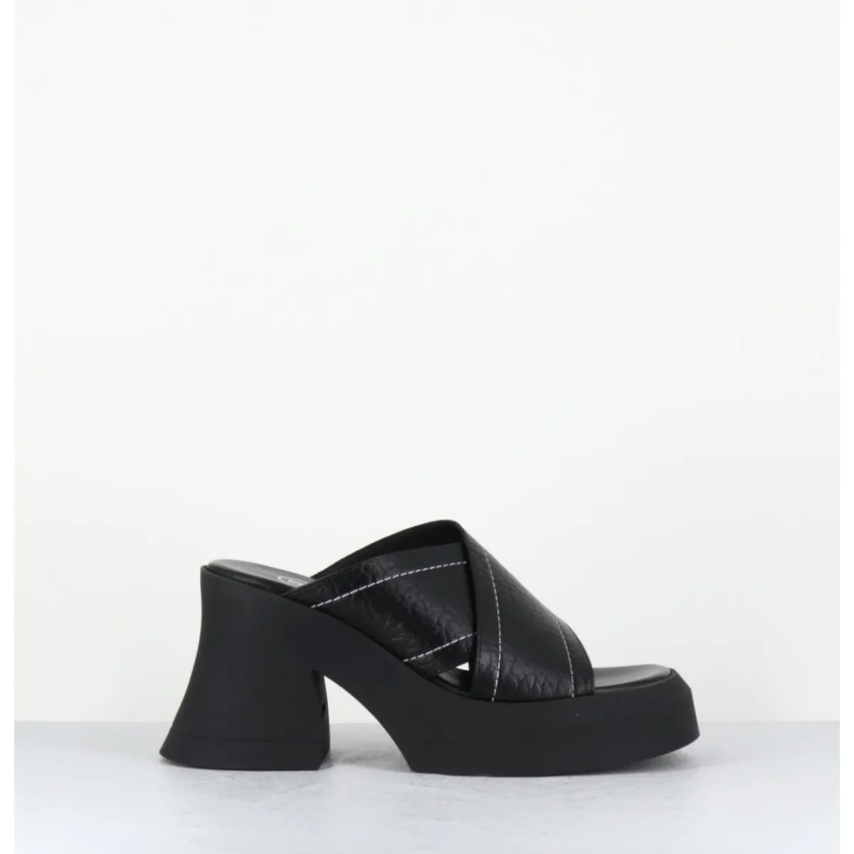 Plateformes^E8 BY MIISTA Mules à plateforme cuir grainé & surpiqûres blanches - RAISSA BLACK MULES NOIR