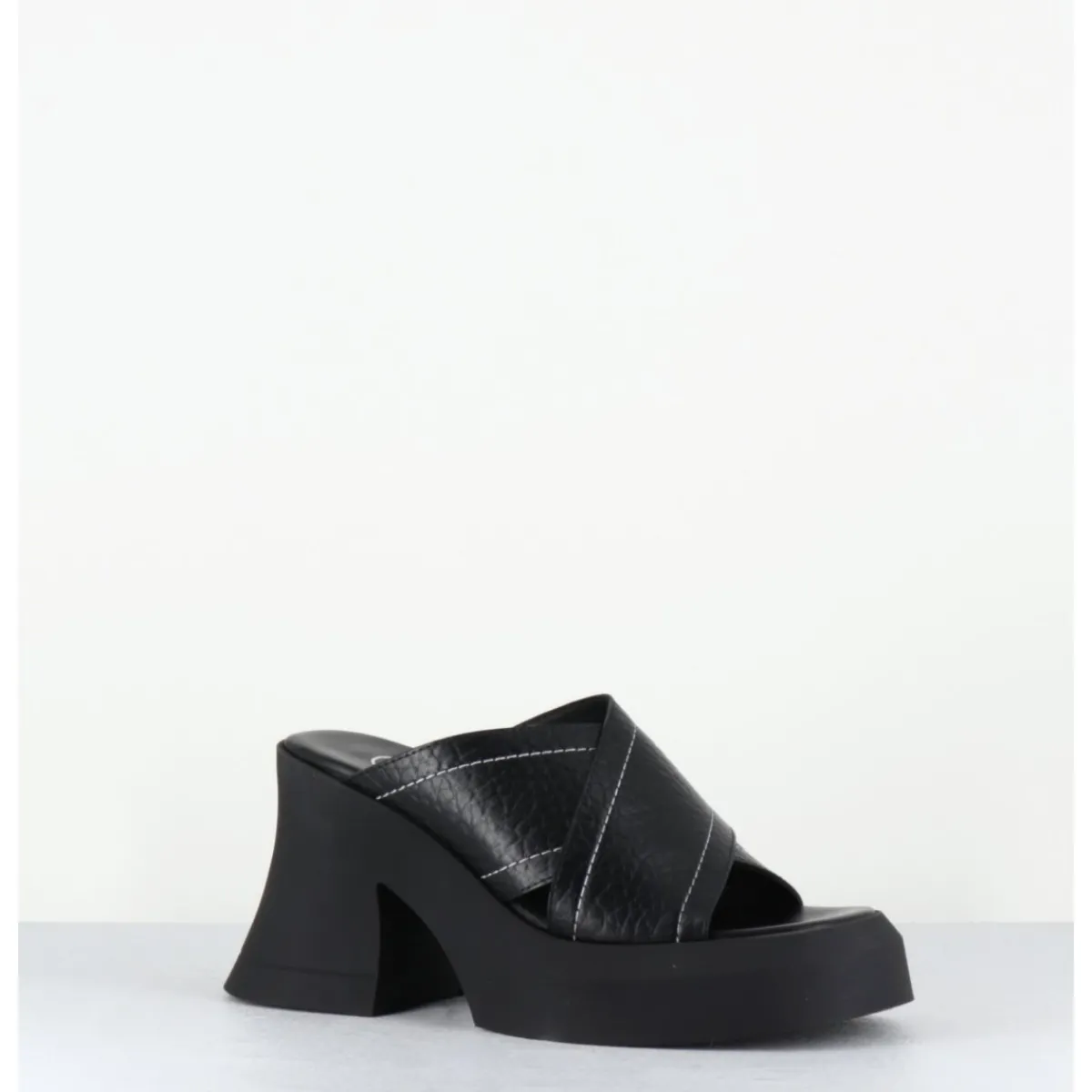 Plateformes^E8 BY MIISTA Mules à plateforme cuir grainé & surpiqûres blanches - RAISSA BLACK MULES NOIR