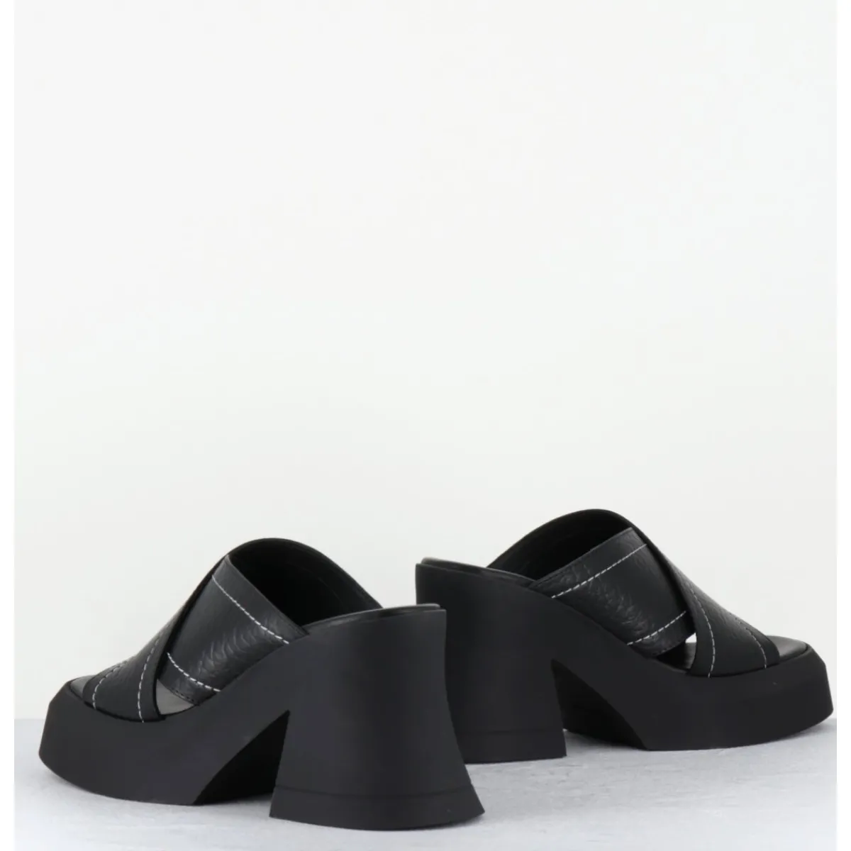 Plateformes^E8 BY MIISTA Mules à plateforme cuir grainé & surpiqûres blanches - RAISSA BLACK MULES NOIR