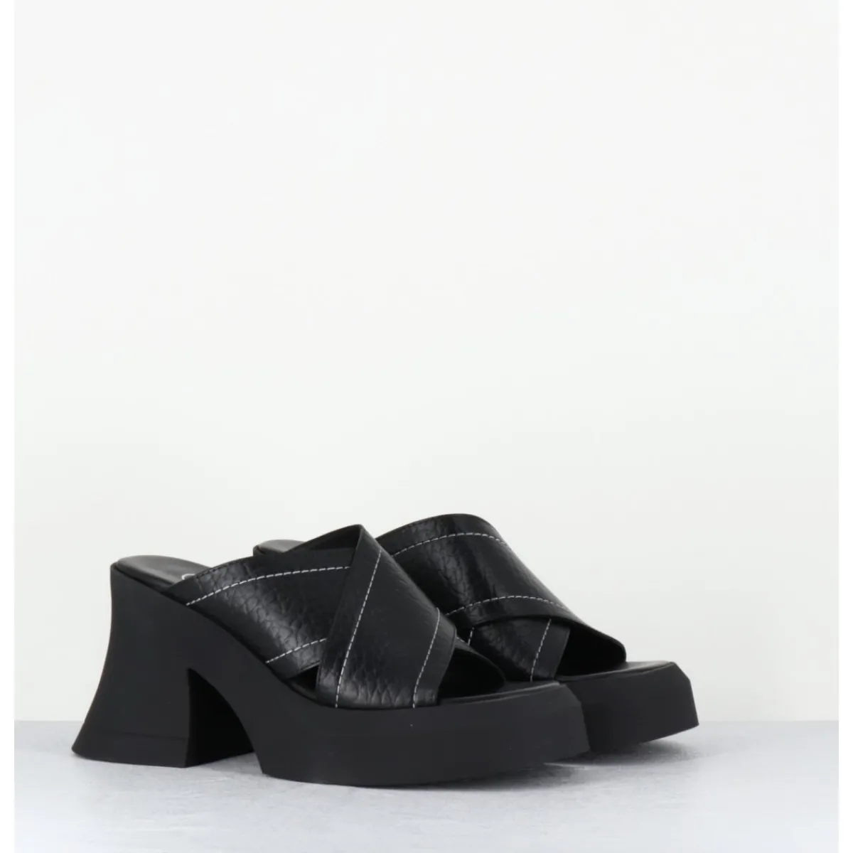 Plateformes^E8 BY MIISTA Mules à plateforme cuir grainé & surpiqûres blanches - RAISSA BLACK MULES NOIR