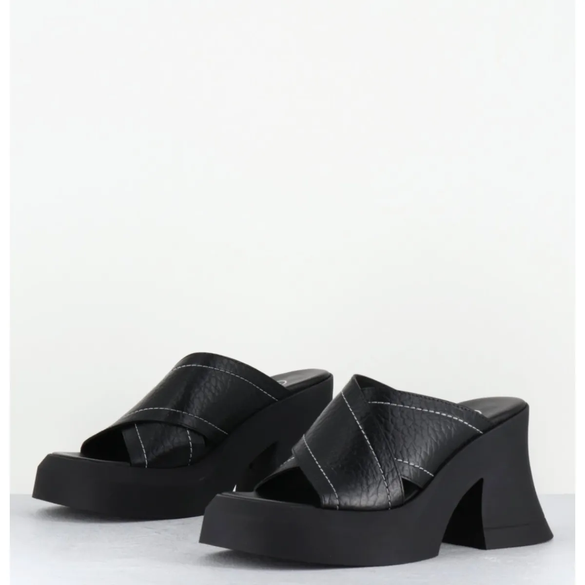 Plateformes^E8 BY MIISTA Mules à plateforme cuir grainé & surpiqûres blanches - RAISSA BLACK MULES NOIR