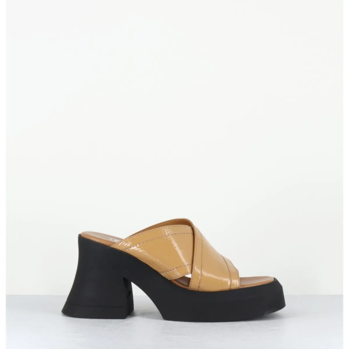 Plateformes^E8 BY MIISTA Mules à plateforme en cuir vernis - RAISSA MULES BEIGE