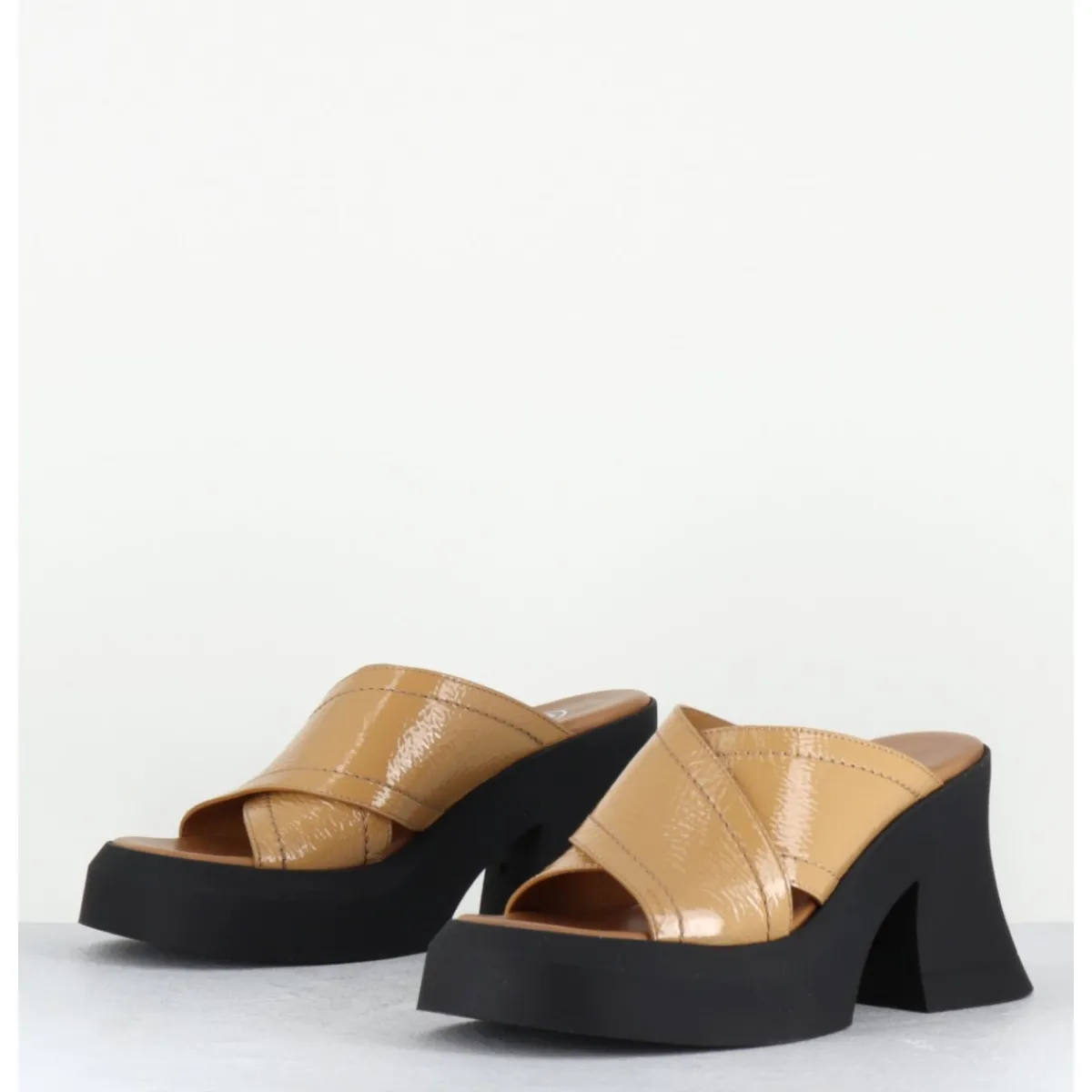 Plateformes^E8 BY MIISTA Mules à plateforme en cuir vernis - RAISSA MULES BEIGE
