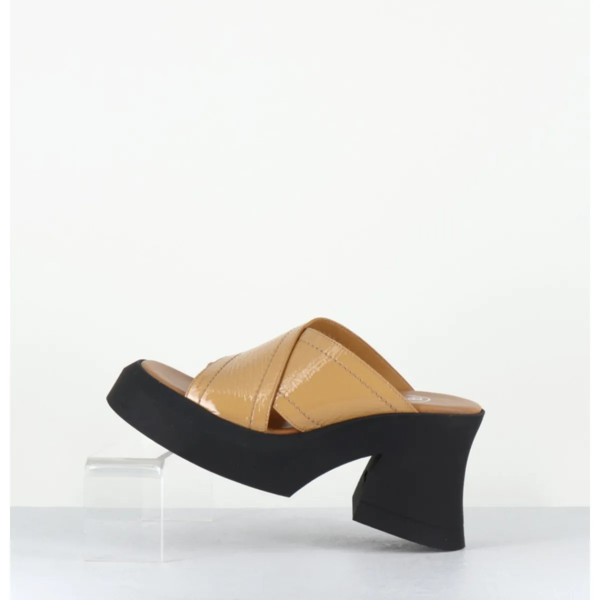 Plateformes^E8 BY MIISTA Mules à plateforme en cuir vernis - RAISSA MULES BEIGE