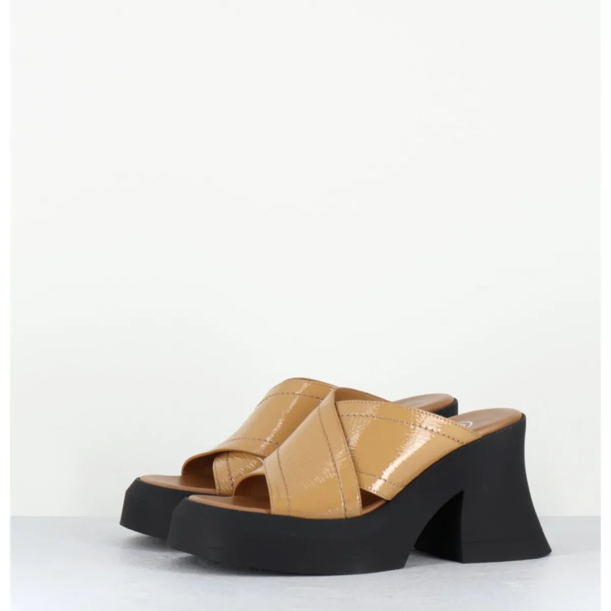 Plateformes^E8 BY MIISTA Mules à plateforme en cuir vernis - RAISSA MULES BEIGE