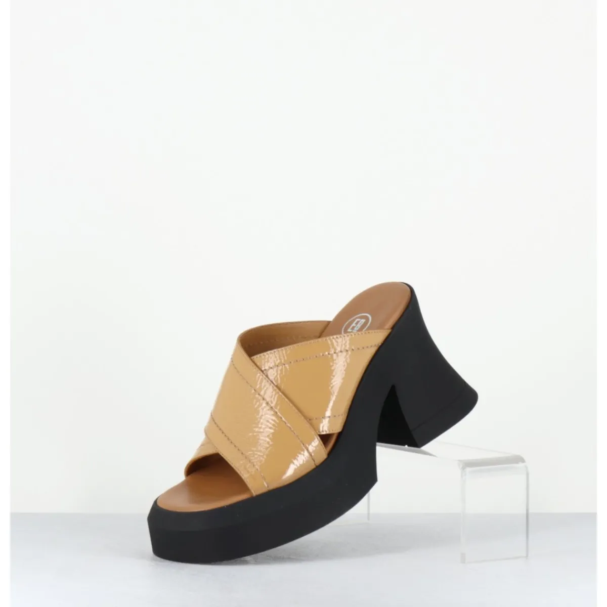 Plateformes^E8 BY MIISTA Mules à plateforme en cuir vernis - RAISSA MULES BEIGE