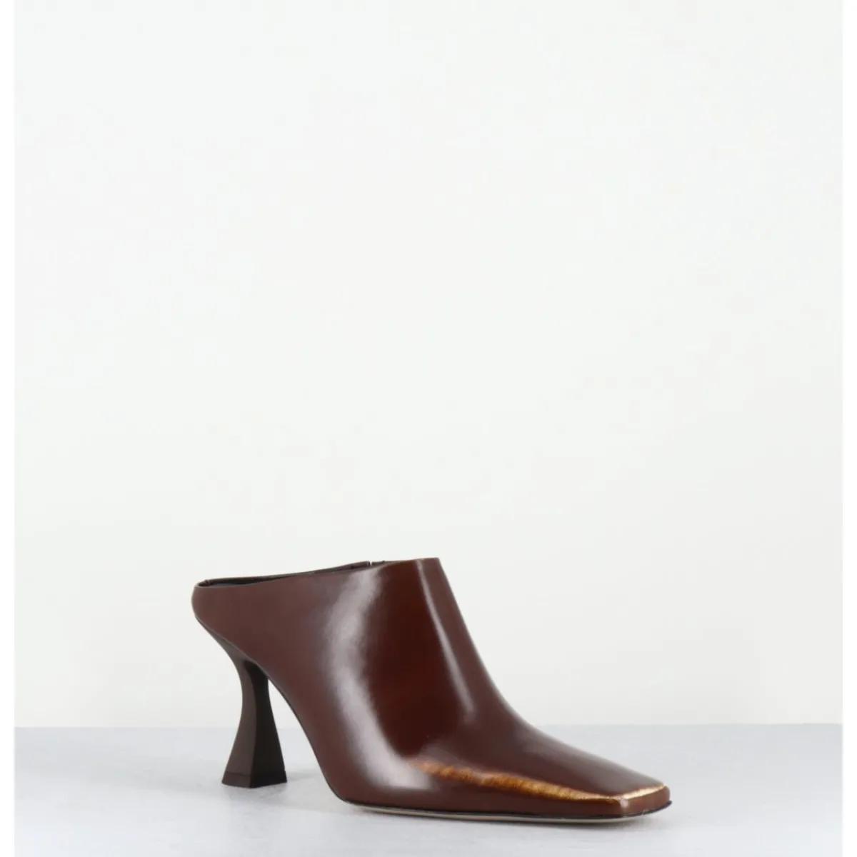 Chaussures^E8 BY MIISTA Mules à talon bout carrré en cuir glacé distressed - MANUELA BROWN MULE MARRON