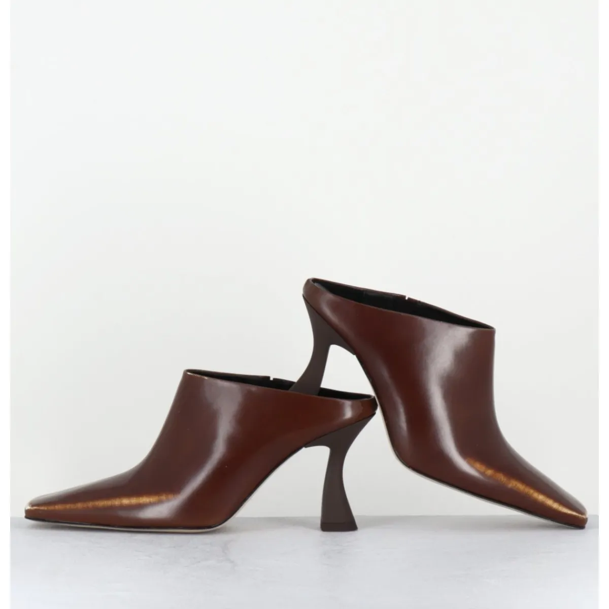 Chaussures^E8 BY MIISTA Mules à talon bout carrré en cuir glacé distressed - MANUELA BROWN MULE MARRON