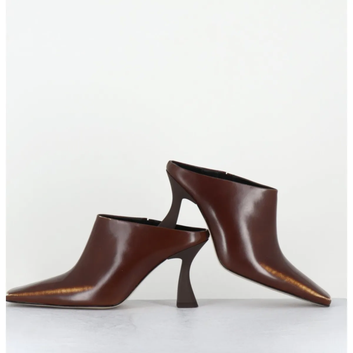 Chaussures^E8 BY MIISTA Mules à talon bout carrré en cuir glacé distressed - MANUELA BROWN MULE MARRON