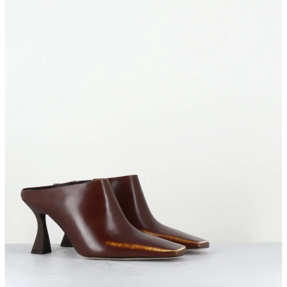 Chaussures^E8 BY MIISTA Mules à talon bout carrré en cuir glacé distressed - MANUELA BROWN MULE MARRON