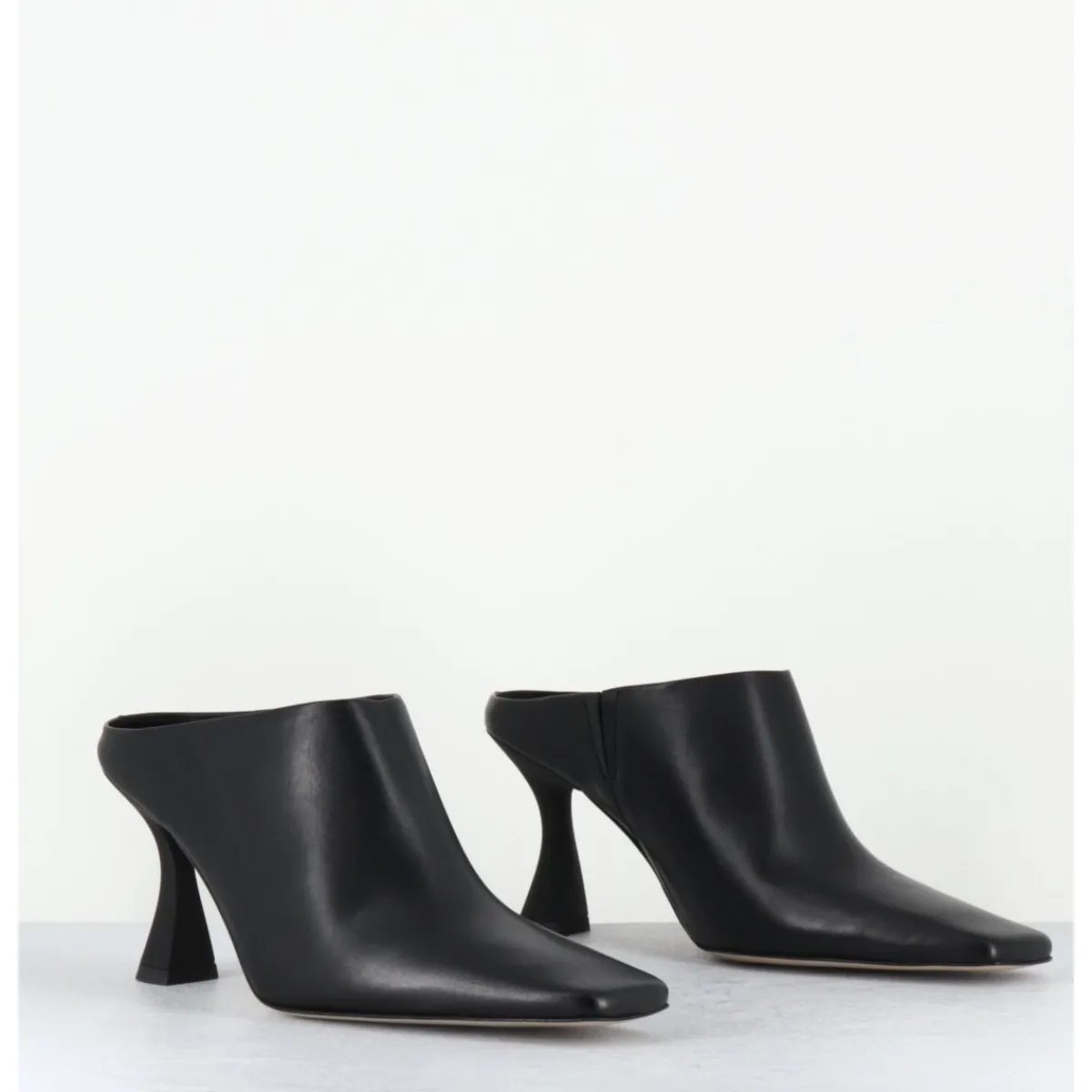 Chaussures^E8 BY MIISTA Mules à talon bout carrré en cuir - MANUELA BLACK MULES NOIR