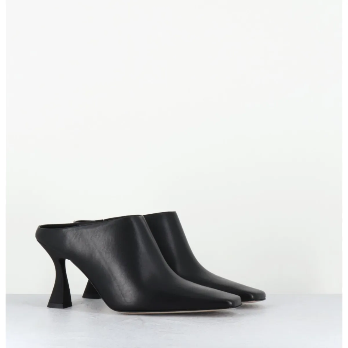 Chaussures^E8 BY MIISTA Mules à talon bout carrré en cuir - MANUELA BLACK MULES NOIR