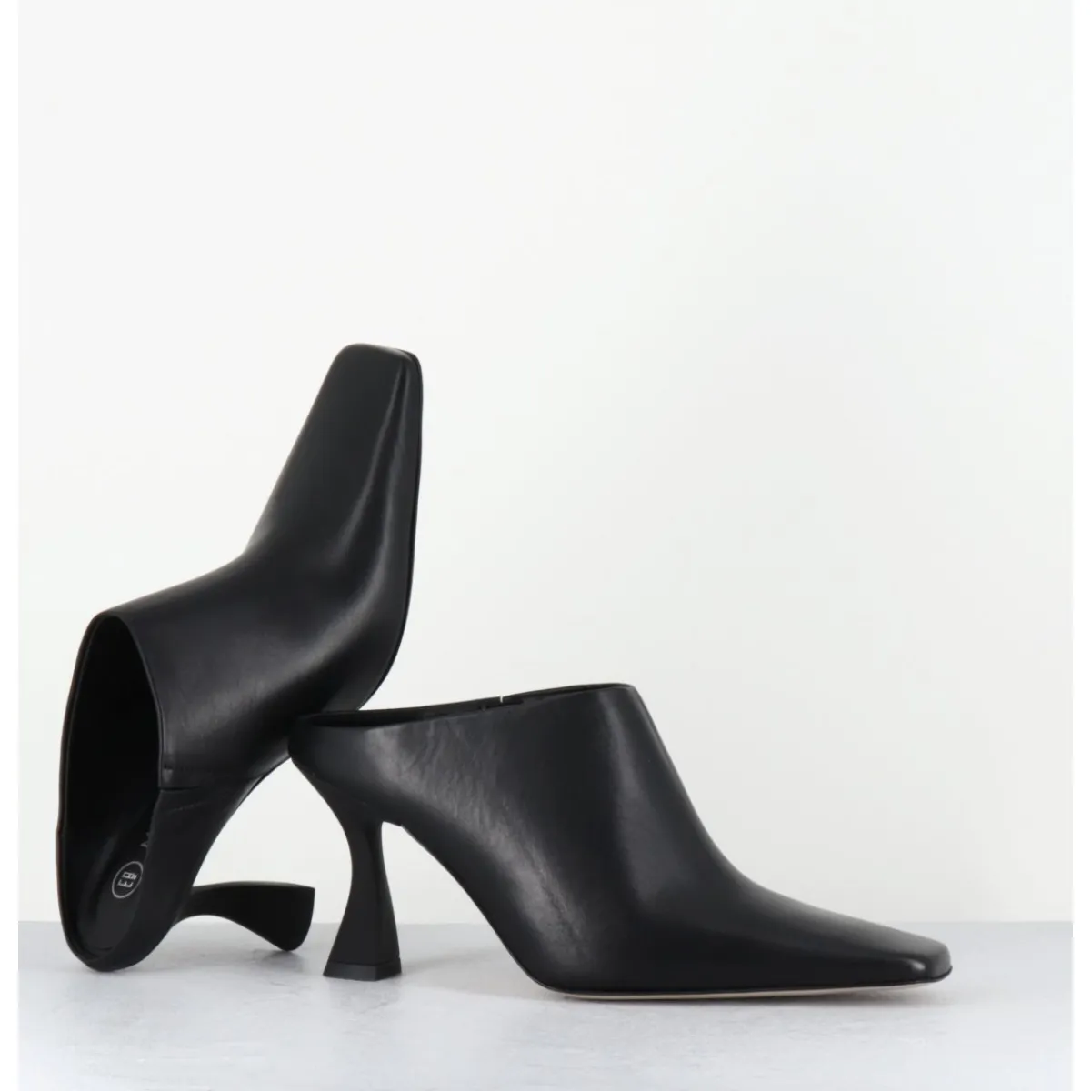 Chaussures^E8 BY MIISTA Mules à talon bout carrré en cuir - MANUELA BLACK MULES NOIR