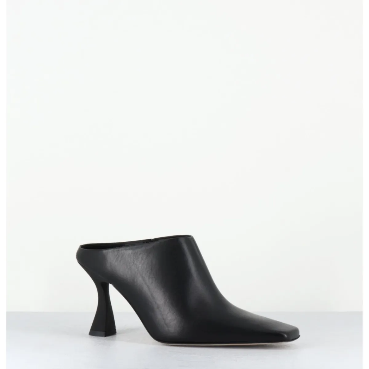 Chaussures^E8 BY MIISTA Mules à talon bout carrré en cuir - MANUELA BLACK MULES NOIR