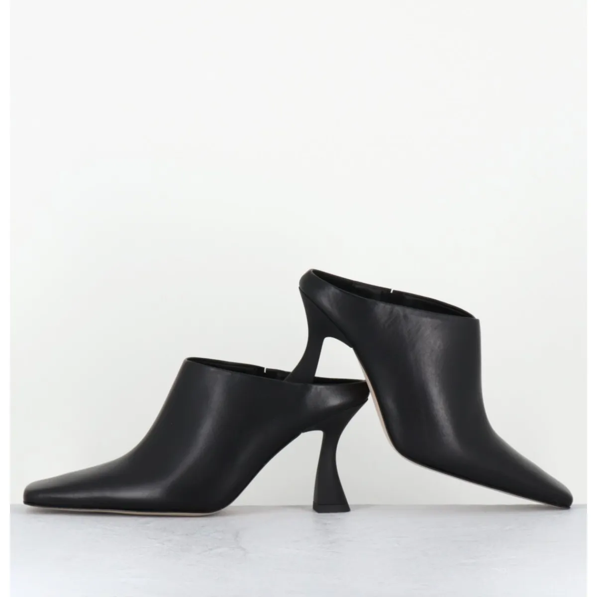 Chaussures^E8 BY MIISTA Mules à talon bout carrré en cuir - MANUELA BLACK MULES NOIR