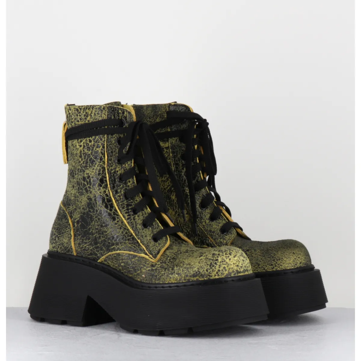 Boots | Bikers^VIC MATIE Rangers à lacets en cuir craquelé et noir - 1F2154D PUNK YELLOW JAUNE