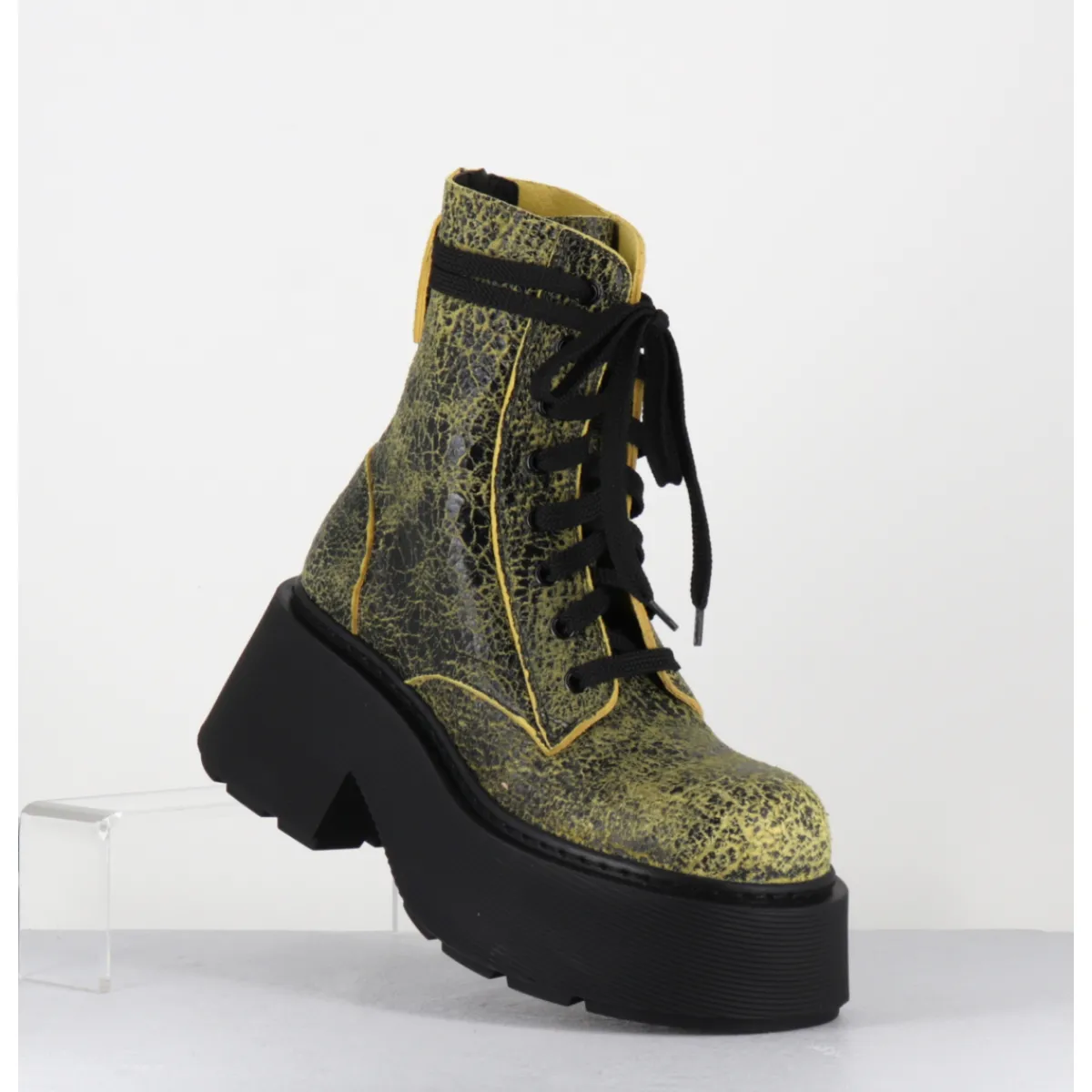 Boots | Bikers^VIC MATIE Rangers à lacets en cuir craquelé et noir - 1F2154D PUNK YELLOW JAUNE