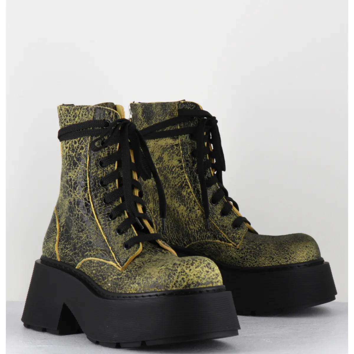 Boots | Bikers^VIC MATIE Rangers à lacets en cuir craquelé et noir - 1F2154D PUNK YELLOW JAUNE