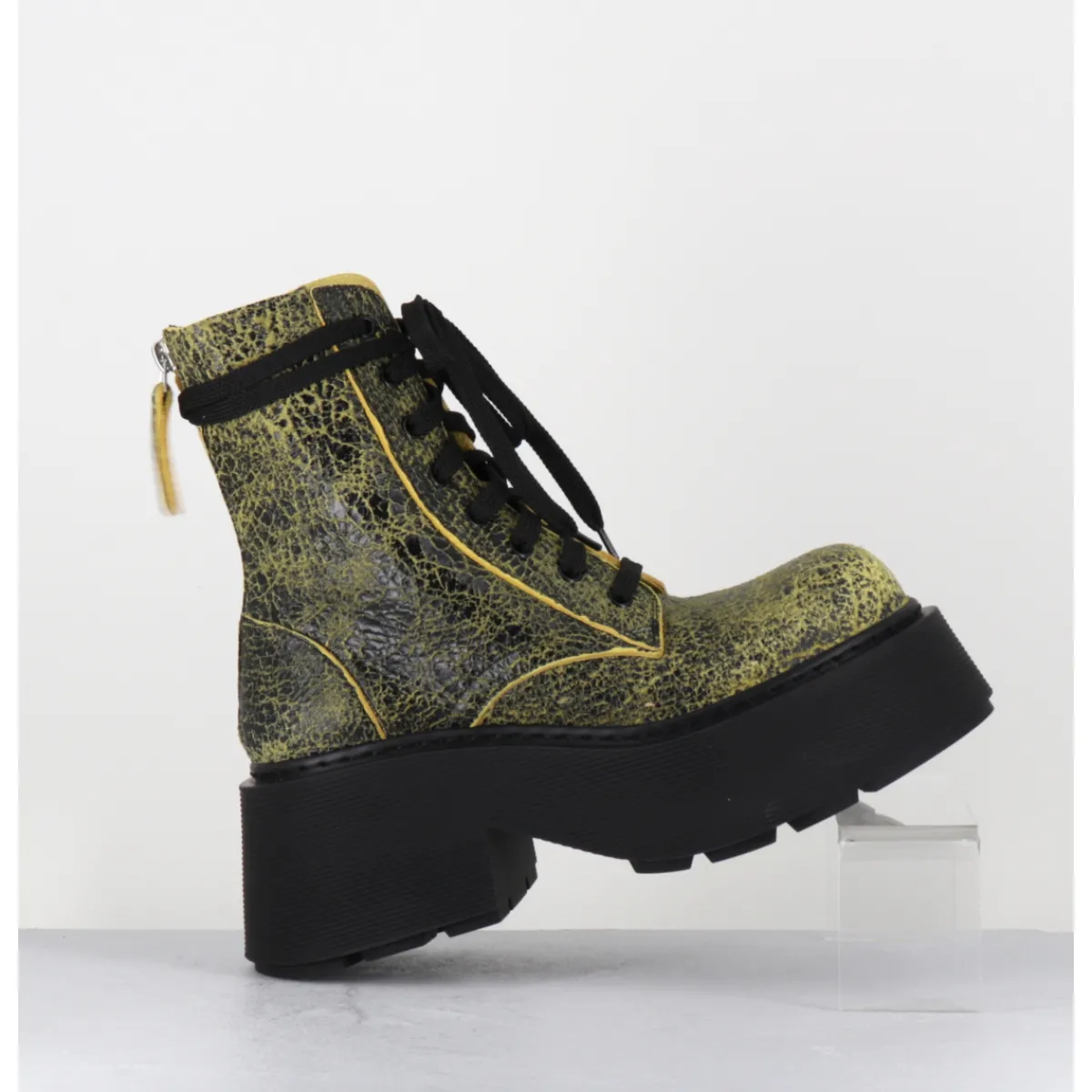 Boots | Bikers^VIC MATIE Rangers à lacets en cuir craquelé et noir - 1F2154D PUNK YELLOW JAUNE